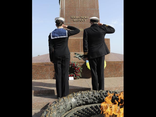 Ship’s Company of HMS Dragon paid their respects to the Ukrainian War memorial of the unknown sailor, in Odessa. Laying a wreath and pausing to reflect on the sacrifices made in days past.