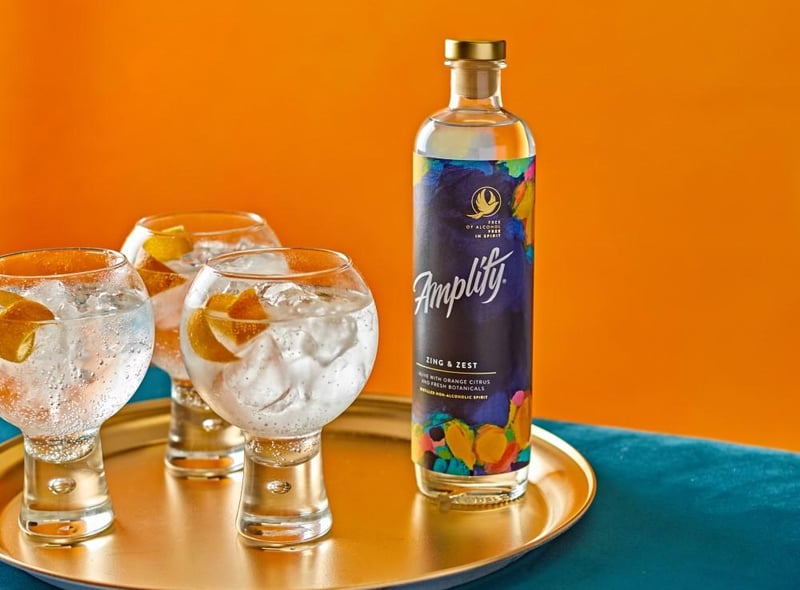 Amplify是一种蒸馏的无酒精烈酒，是G&T的理想选择。它由杜松子、香菜籽、当归根、柠檬皮、柠檬草和人参等多种原料蒸馏而成。