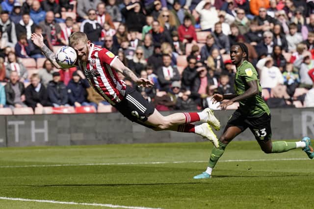 Oli McBurnie of Sheffield United dives for a header: Andrew Yates / Sportimage