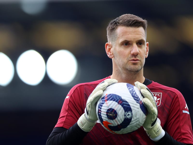 Manchester United are look to be moving closer to agreeing terms with Aston Villa goalkeeper Tom Heaton, as they look to strengthen their goalkeeping options. He joined the Villains from Burnley for £8m back in 2019. (Mirror)