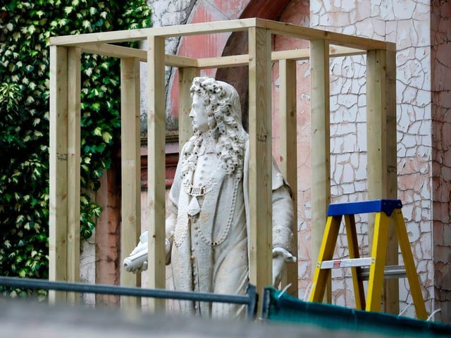 Robert Clayton, president of St Thomas’ Hospital in the 17th century, was a banker who was connected to the Royal African Company, which shipped slaves across the Atlantic. St Thomas' Hospital said they will take down the statue