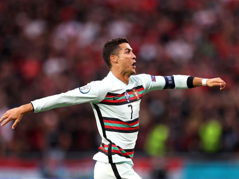 Man Utd have offered to agree terms worth £330,000-a-week to re-sign Cristiano Ronaldo, who is still performing at the top level for both the club and the country. (Gazzetta Dello Sport)
(Photo by Alex Pantling/Getty Images)