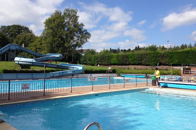 Follow the brown signs to find this outdoor pool,  two small pools for youngsters, a water slide and a grassed area to picnic. It is open until September.