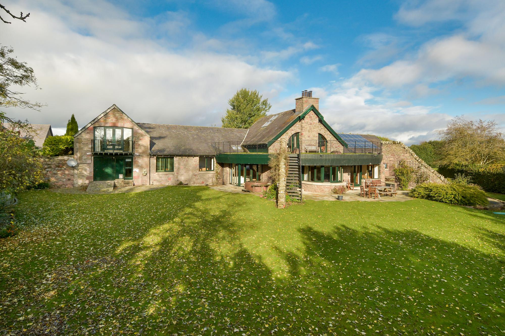 Easter Bendochy House, near Blairgowrie in Perthshire, was built in 1996 on the site of an old farm steading and incorporates part of the original building