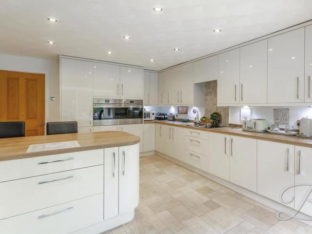 A high-specification kitchen comes complete with a range of gloss wall and base units and integrated appliances,. It is complemented perfectly by modern fixtures and fittings.