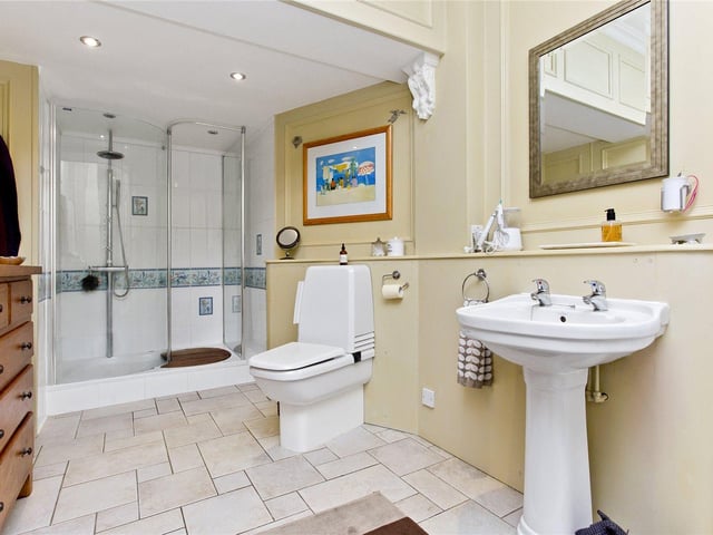 Principal bedroom en-suite.