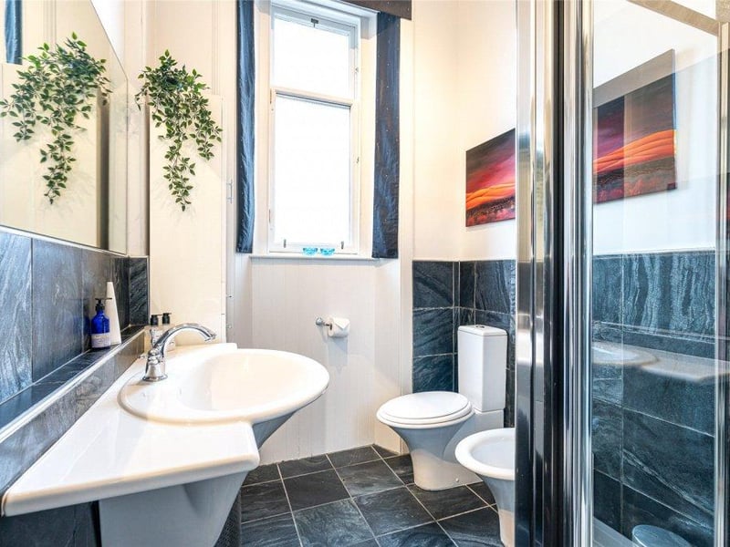Shower room.