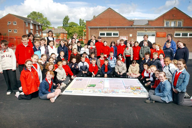 Who can you spot in the St Aidan's Primary School walking bus in 2006?