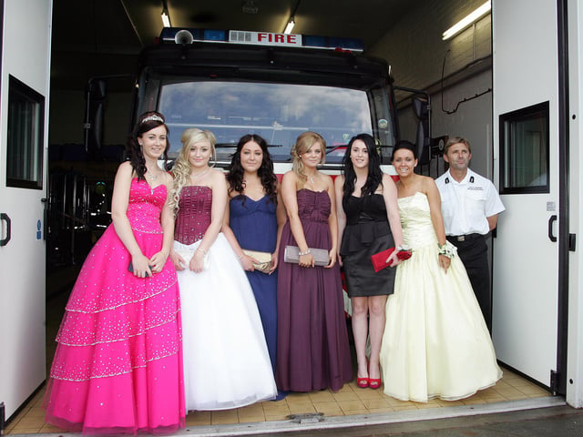 Girls ready to set off to the Stocksbridge High School prom