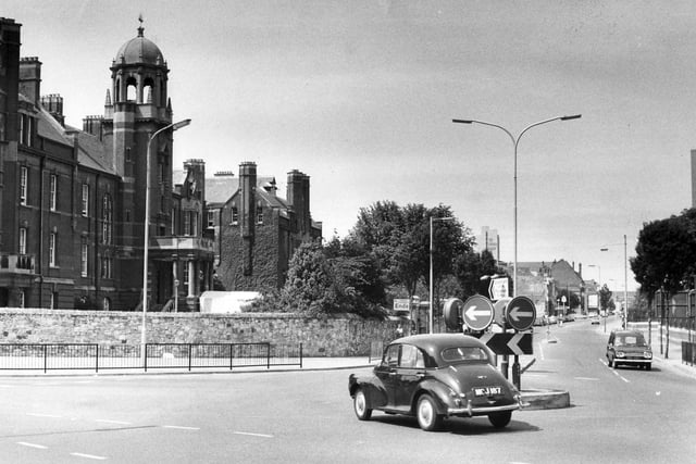 Queen Street by Lion Gate in December 1975