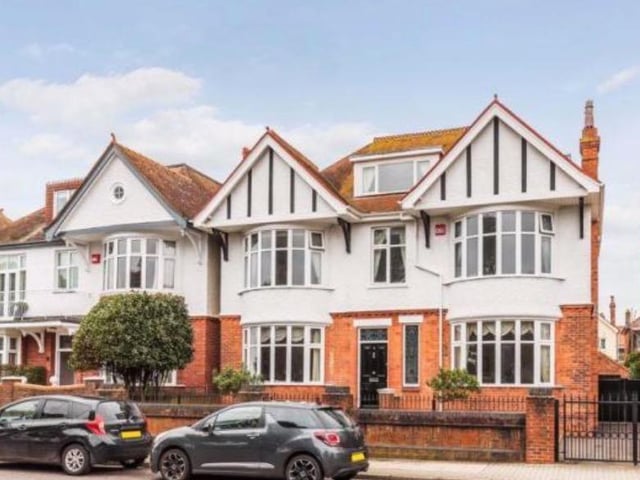 This 5-bedroom detached house is up for £1,275,000. View it here: https://bit.ly/3bzjhBk