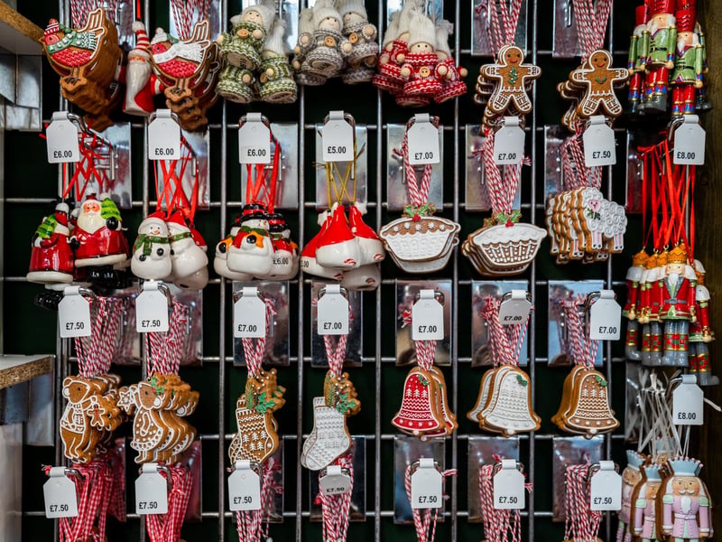 Step into a festive wonderland within the ancient city walls. York's St Nicholas Fair lines Parliament Street with beautiful alpine chalets, offering a strong focus on Yorkshire-made gifts and local produce. This market is elevated by the stunning medieval architecture surrounding it. 📍 Parliament Street & St Sampson's Square, York, YO1 8QR