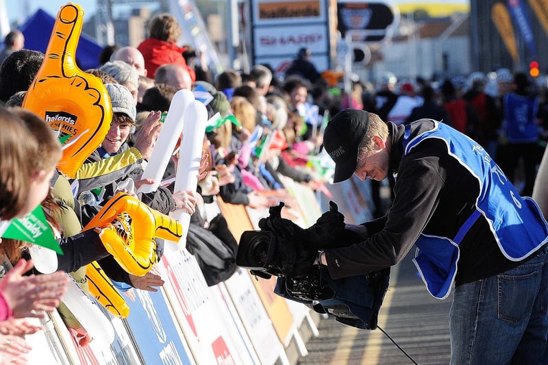 The race brought its own TV crews to town to capture the atmosphere (Pic: Neil Doig/Fife Free Press)