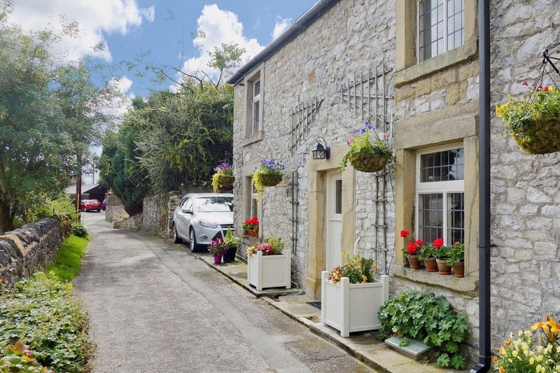 Acorn Cottage, in Tideswell, sleeps eight. It has two wood burners, a heated summerhouse and a roll top bath. (https://www.cottages.com/cottages/acorn-cottage-cc412107)