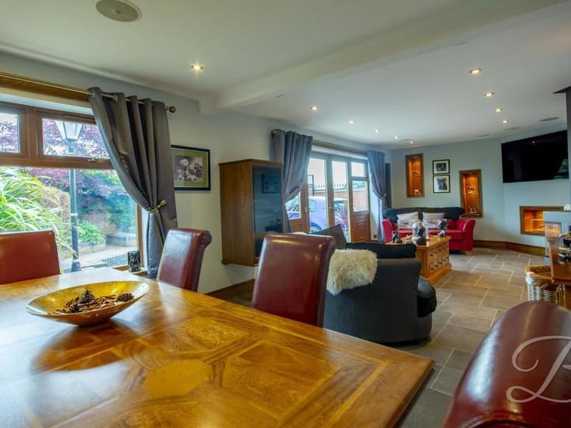Imagine sitting down to dinner in these lovely surroundings. Convivial and comfortable.