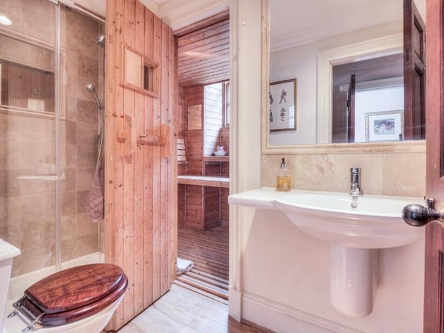 Bardowie Castle does not compromise on luxury.