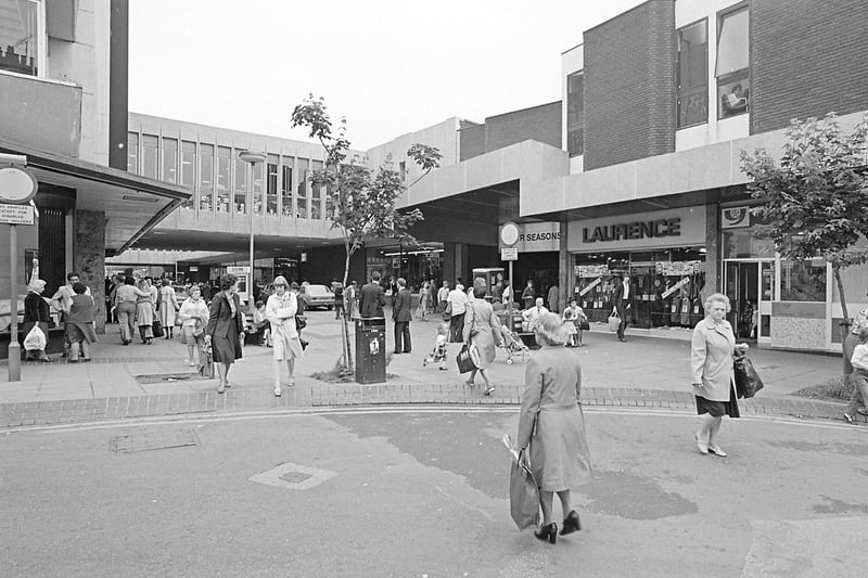 Stockwell Gate full of shoppers in 1980.