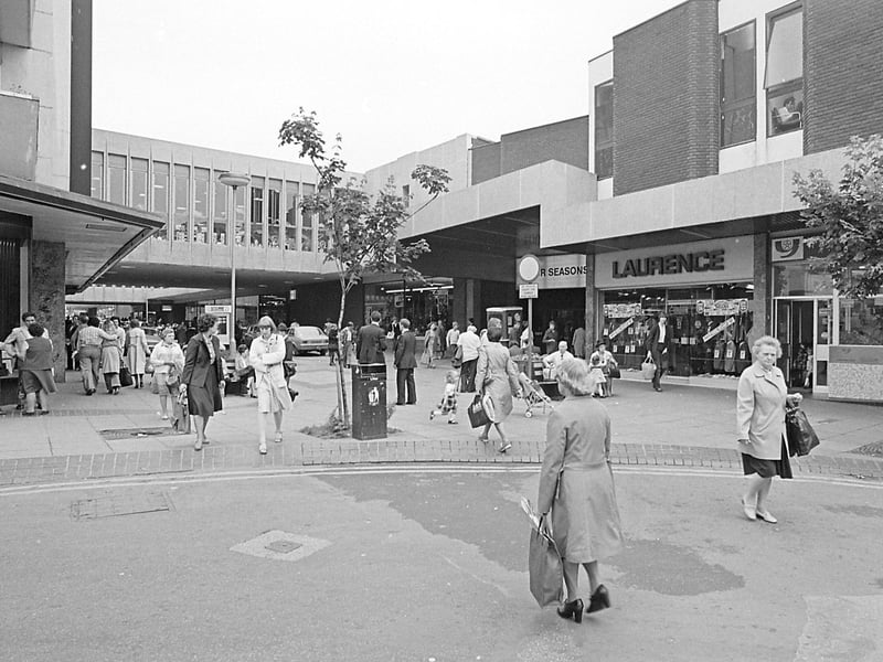Stockwell Gate full of shoppers in 1980.