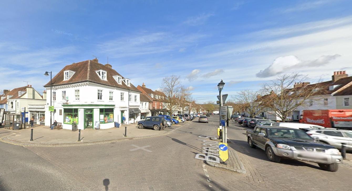 Alresford is a Georgian town that is loved by the foodies and it is home to lovely independent boutiques. Muddy Stilettos has described Alresford as 'picture-perfect'.