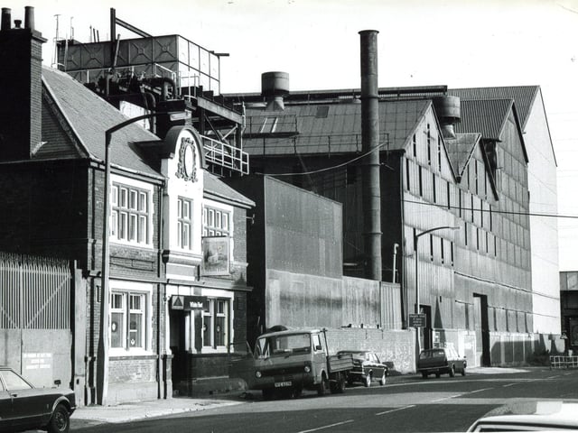 The White Hart, Worksop Road, Attercliffe with Brown Bayley Steels to the right, 1981