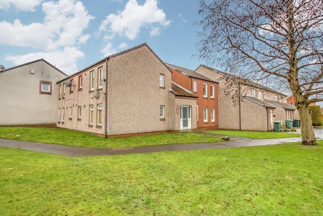 This studio flat in South Scotstoun on South Queensferry currently has offers over £80,000. It comprises of entrance hall, storage cupboard, generously spacious lounge/bedroom and modern fitted kitchen.