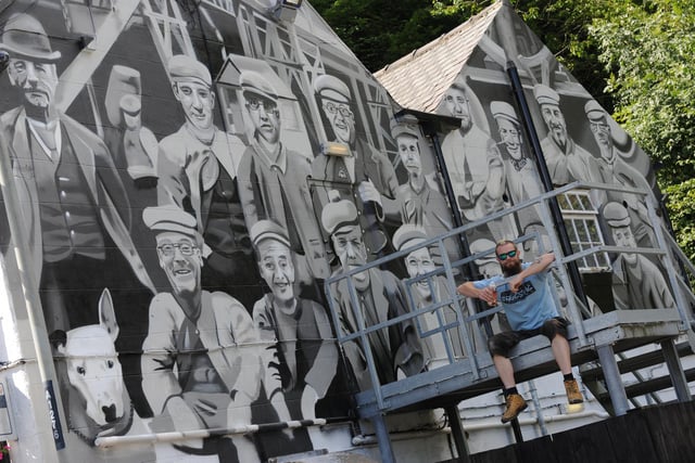 Mural artist Frank Styles with his work at the Shipwrights Hotel, Ferryboat Lane.