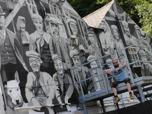 Mural artist Frank Styles with his work at the Shipwrights Hotel, Ferryboat Lane.