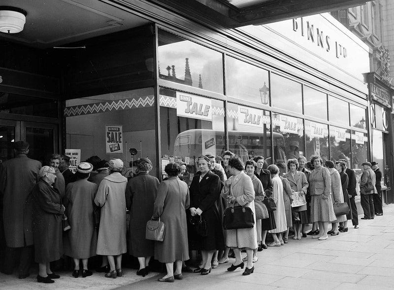 What we know as Fraser’s today used to be Binns department store. It was rebranded in 1976.  Here you can see a queue anxiously awaiting to get in and take advantage of the sale.