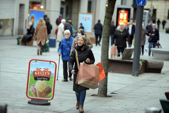 One shopper makes the most of the fresh air