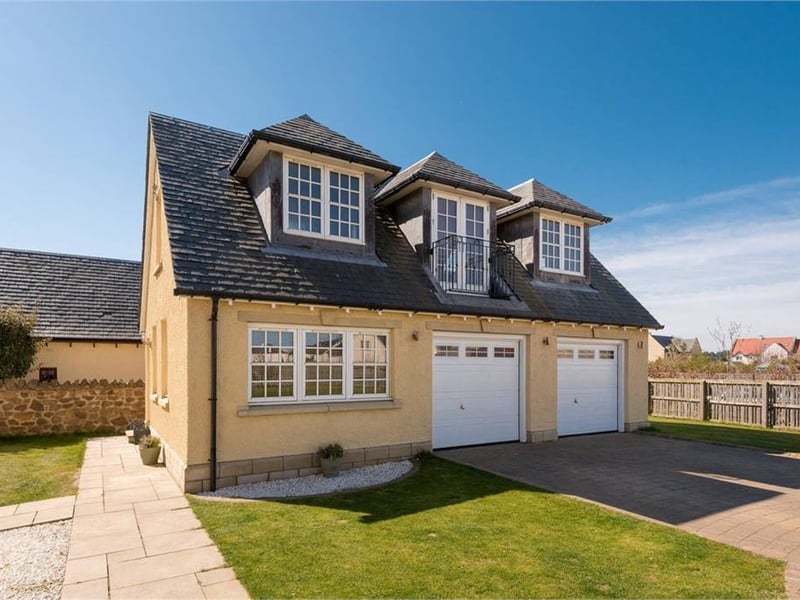 Annexe with two garages and self-contained apartment.