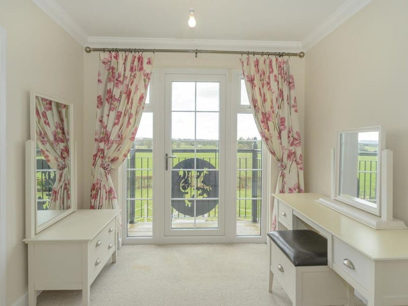 Principal bedroom.
