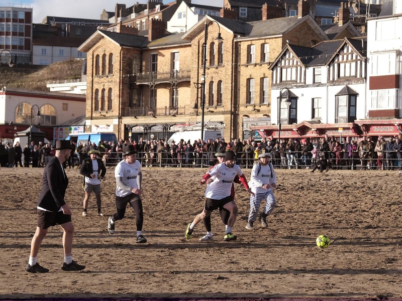 The quintessential British seaside resort offers two distinct bays separated by a medieval castle. The Marine Drive provides a long, flat paved walk with views of the crashing winter waves, while Peasholm Park offers a more sheltered garden walk. 🕒 ~1 hour 20 mins