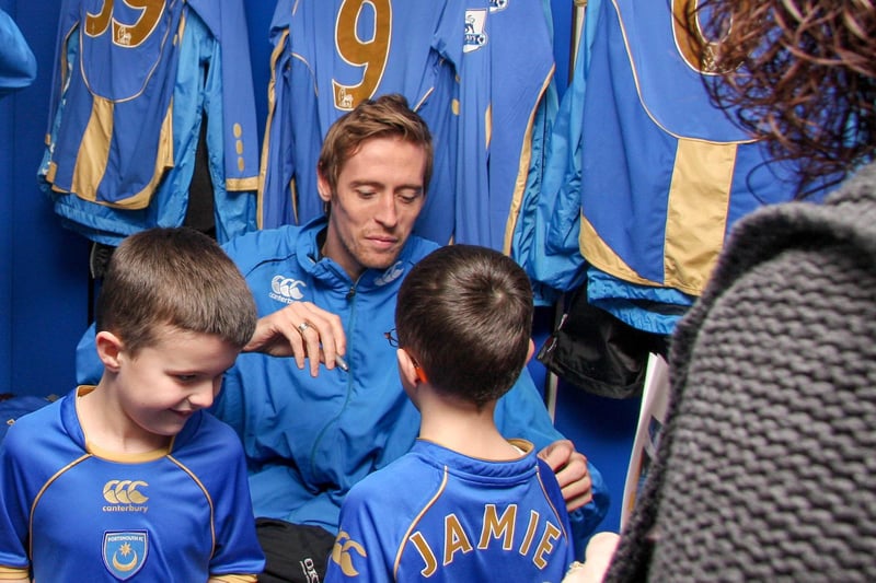 Pictured: Peter Crouch signs autographs for a couple of young fans.  Picture: Habibur Rahman