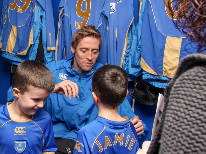 Pictured: Peter Crouch signs autographs for a couple of young fans. Picture: Habibur Rahman