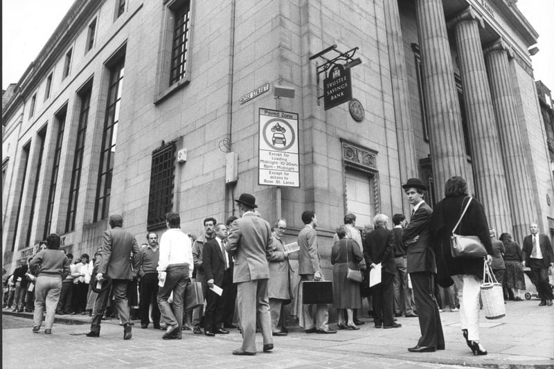 People queuing outside the TSB , Rose Street, Edinburgh 1986.