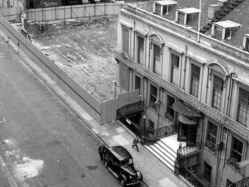 This hotel became famous as legendary guitarist Jimi Hendrix stayed at the hotel when he performed at Green’s Playhouse in December 1967.