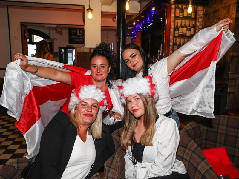 Fans pictured in The Kings pub. (back) Nicky Farhurst and Courtney Swan (front) Tara Smith and Chloe Restall. Picture: Stuart Martin (220421-7042)