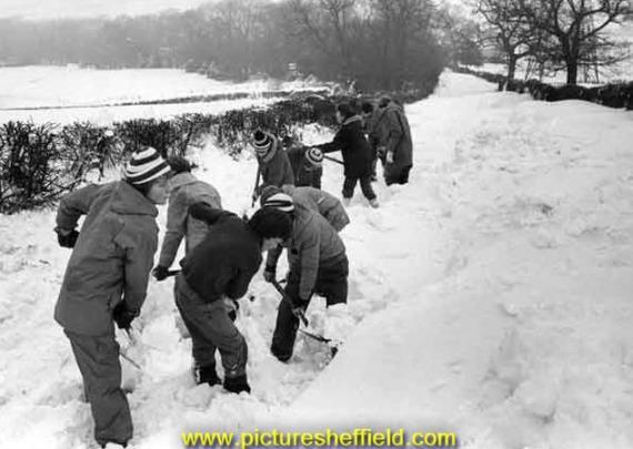 Boy scouts digging out the snow, on Lightwood Lane, Norton, in February 1979. PIcture: Sheffield Newspapers / Picture Sheffield