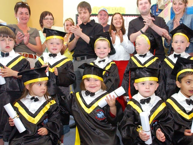 Round of applause for the Little Learners graduates in 2006.