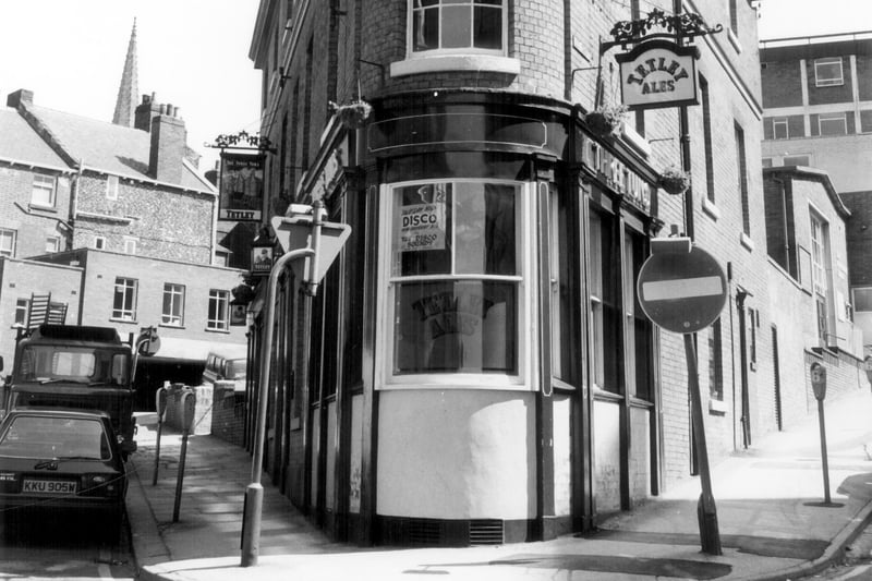 The Three Tuns, 39 Silver Street Head, pictured on June 19, 1986. This Grade II listed building is believed to have been a pub since around the 15th century. Ref no: s22008
