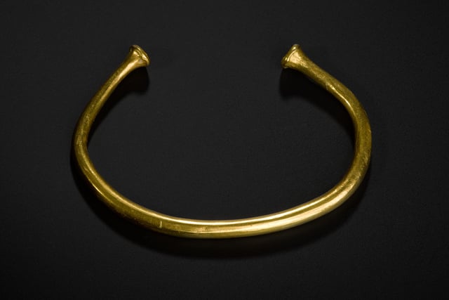 This  beautiful gold armlet was part of the Heights of Brae hoard found in Easter Ross and was buried either for safekeeping or as a gift to the gods. 

 


which dates to around  Heights of Brae, Easter Ross, Late Bronze Age 950 - 750 BC