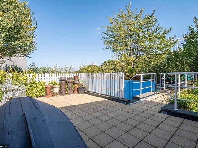 Located right next to the River Lee canal, the property features space for boat owners to keep their boat there.