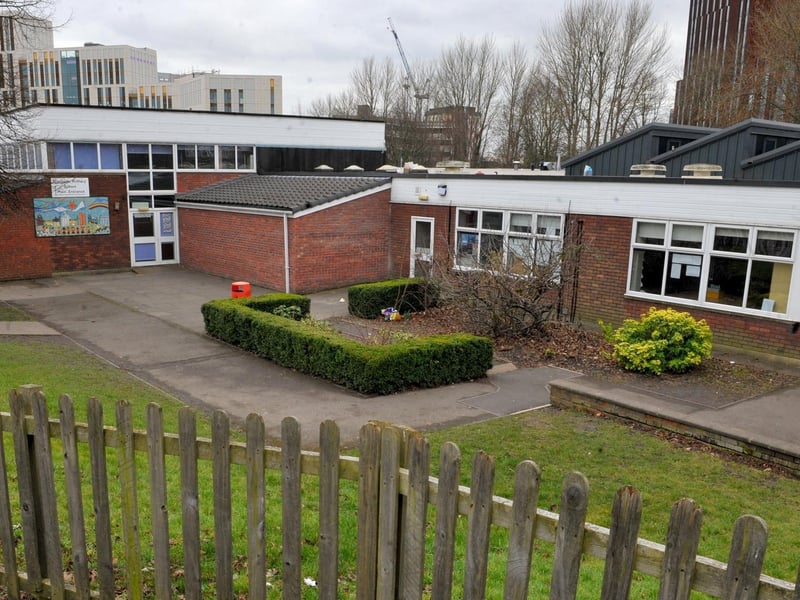 Homes near this school in Woodhouse cost on average £189,418 and takes on average 155 days to sell.