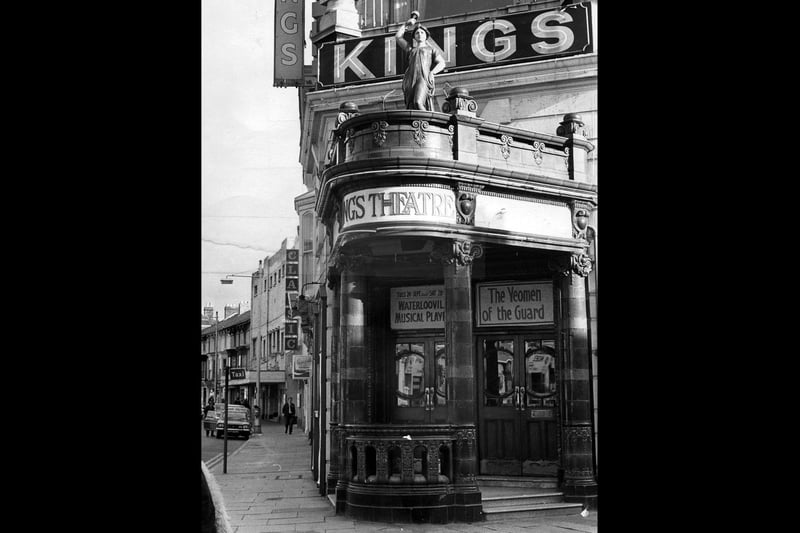 Kings Theatre with original looking Aurora statue above the entrance in January 1975. The News PP1304