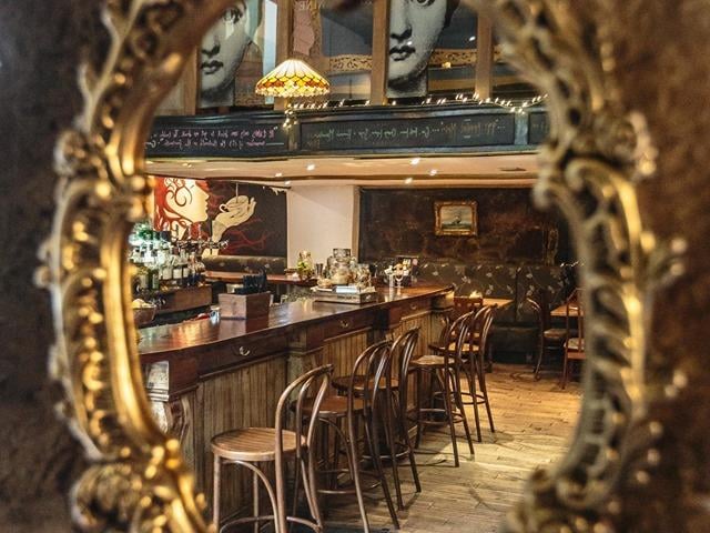 Another great bar that's popular for its food and mixed drinks.