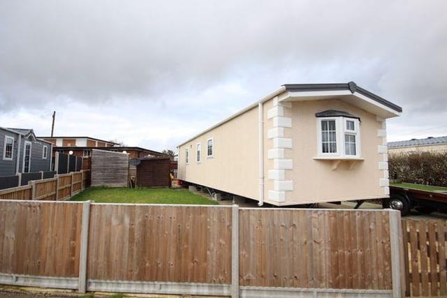 This comfy and modern mobile home, built in 2018, offers two bedrooms and boasts a jacuzzi bath for that added sense of luxury. Found in Stopsley village, it also has a spacious garden to its side. 82,500 GBP