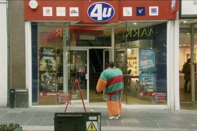 In an insane rush to buy a new sim card, Omar runs into Phones4u on Fargate and tries to buy a new phone; he flees empty-handed after being asked which call plan he wants to buy.