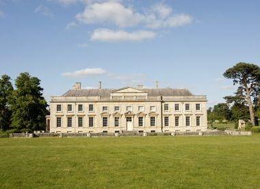 This market is held at the grand Lamport Hall, offering a festive fair across two weekends with a focus on crafts and unique gifts from local and regional suppliers. The picturesque setting provides a stately backdrop for an intimate shopping experience. 🗺️ Lamport Hall, Lamport, NN6 9HD