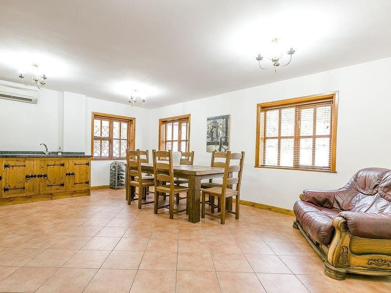 Lots of room in the dining area at Woodmans Cottage. Dinner is served!
