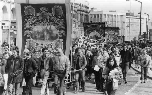 Miners' Strike 1984/5: NUM amnesty march on High Street. March 1985